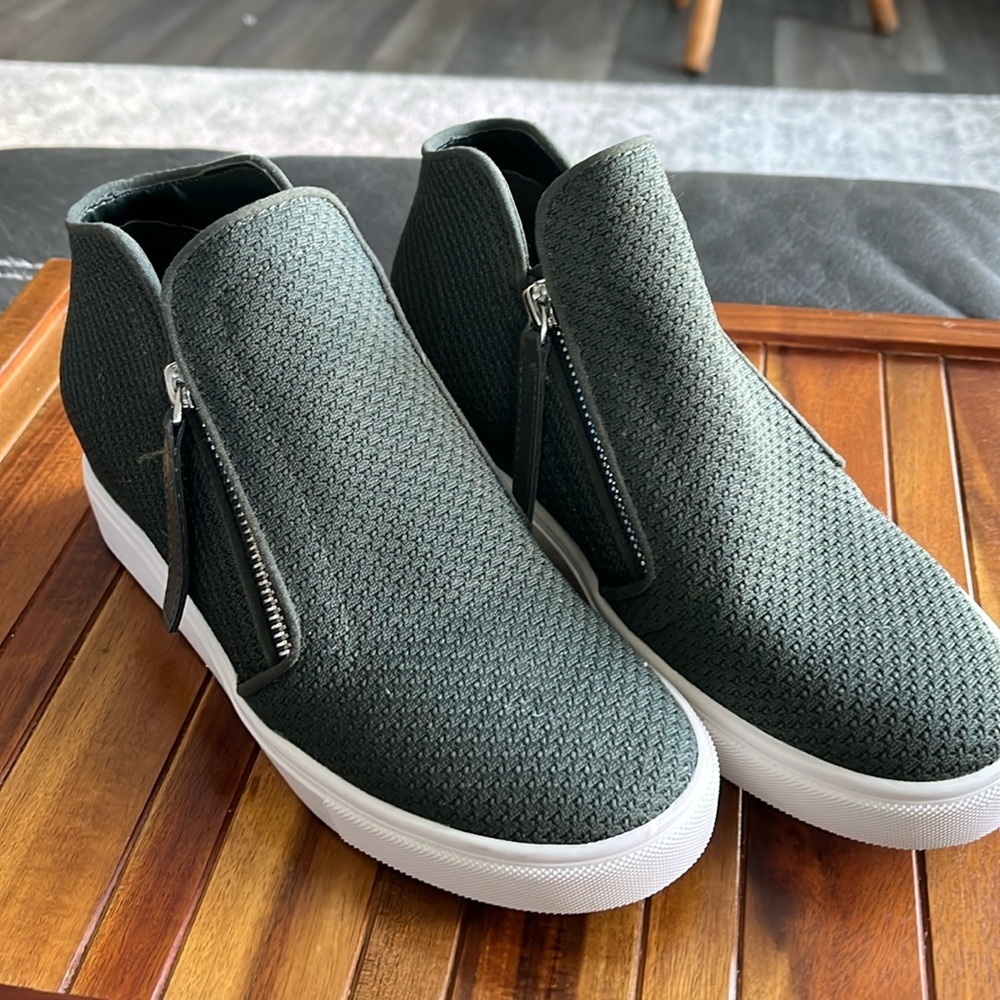 Steve Madden women’s Wedge knit Sneaker​